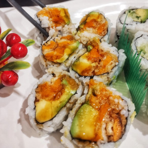 Yam Tempura Avocado Roll (6 pcs)