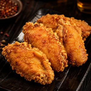 J09. Garlic Fried Chicken Wings (5 pcs) 蒜香炸鸡翅 (5个）