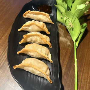 2. Crispy Gyoza with Pork (7 pcs) 炸饺子