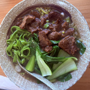 House Special Handmade Spinach Noodle with Beef 牛肉順椿原手工菠菜麵