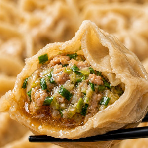 K02. Pork & Chive Dumplings (12 pcs) 猪肉韭菜饺 (12个）