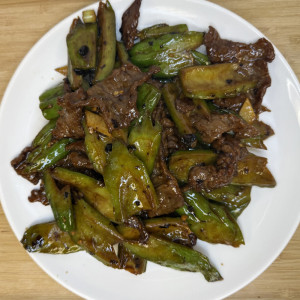 T8. Stir-Fried Beef with Bitter Melon 涼瓜牛肉
