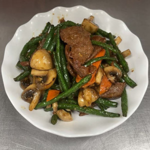 B17. Stir-Fried Beef with Green Beans & Mushrooms