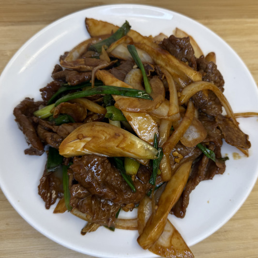 T9. Stir-Fried Beef with King Mushrooms 皇子菇牛肉