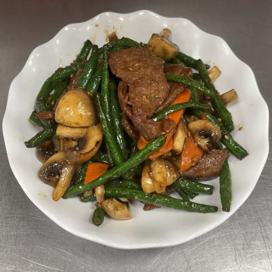 B17. Stir-Fried Beef with Green Beans & Mushrooms