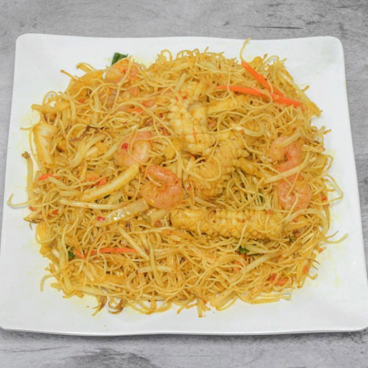 N13. Seafood Singapore Rice Noodles