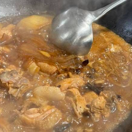 Stew Chicken with Mushrooms / 走地鸡炖野榛蘑