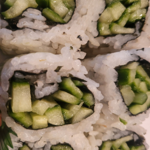 Avocado & Cucumber Maki (6 pcs)