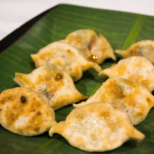 Pan-Fried Dumplings with Pork and Dill (9 pcs) 猪肉嫩茴香煎饺(9只)