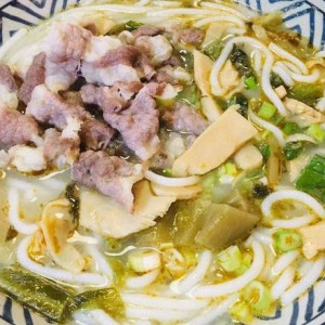 Beef Roll Rice Noodles with Bamboo Shoots 云笋酸汤肥牛米线