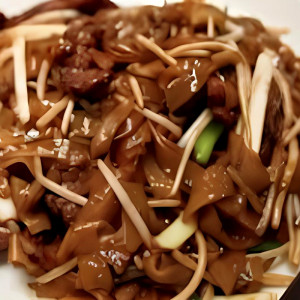 Fried Rice Noodles with Sliced Beef