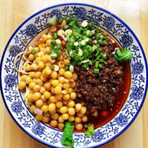 Traditional Chongqing Pork and Yellow Pea Noodles 传统重庆豌杂面(猪肉炸酱)