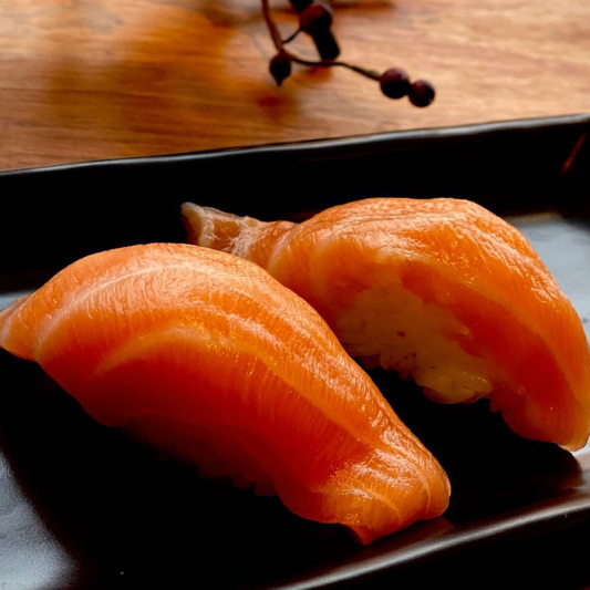 Salmon Nigiri (2 pcs)