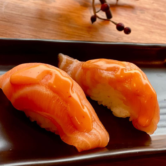 Spicy Salmon Nigiri (2 pcs)
