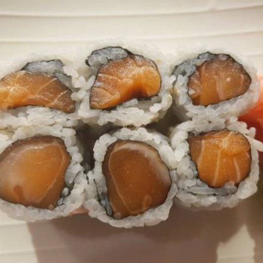 R11. Salmon Roll (살몬 롤)