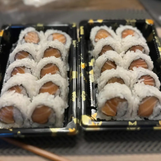 Salmon Roll (Sake Maki)