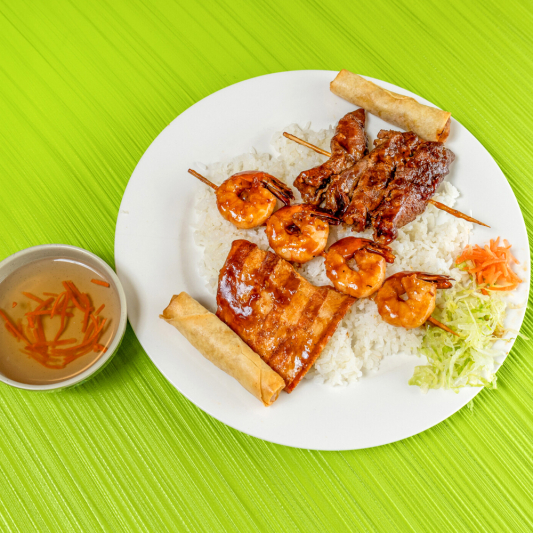 55. Special Grilled Lemongrass Chicken, Beef Wrapped Onion, Tiger Prawns, Spring Rolls (2 pcs) on Steamed Rice