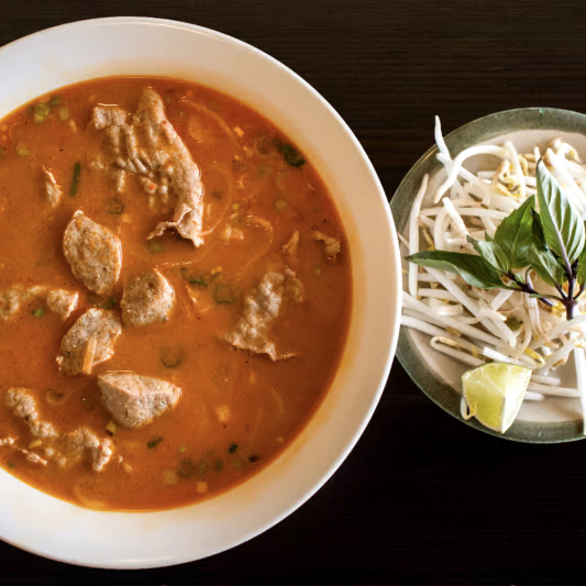 25. Sate Sliced Beef and Beef Balls Rice Noodle Soup