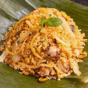 D06. Thai Curry Fried Rice (Spicy) (泰式紅/綠咖喱炒飯)