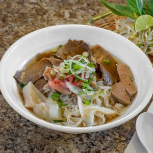 18. House Special Beef Noodle Soup / Phở Đặc Biệt