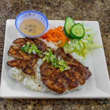 46. Grilled Lemongrass Chicken, Pork Chop on Rice / Cơm G&agrave; Nướng, Sườn