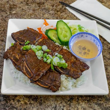 42. Grilled Lemongrass Beef Short Rib on Rice / Cơm Sườn B&ograve; Nướng Xả