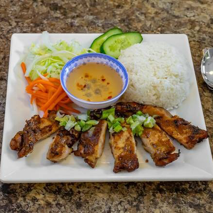 45. Grilled Lemongrass Chicken on Rice / Cơm G&agrave; Nướng Xả