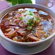 21. House Special Assorted Meat in Spicy Satay Noodle Soup (Phở đặc Biệt Sa Tế) (招牌什錦肉辣沙嗲湯麵)