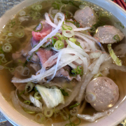 7. Rare Beef, Beef Ball Rice Noodle in Soup (Phở T&aacute;i, B&ograve; Vi&ecirc;n) (生牛肉, 牛肉丸湯粉)