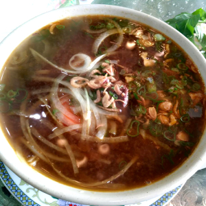 28. Beef Stew with Rice Noodles or Egg Noodles (Pho Hoac MI Bo Kho) (燉牛肉米線或雞蛋麵)