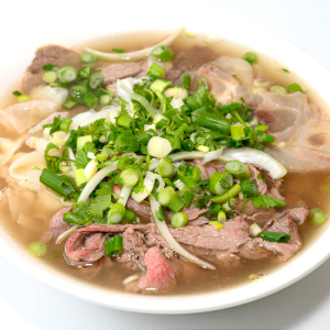 13. Rare Beef & Tendon in Noodle Soup (Phở T&aacute;i, G&acirc;n) (生炒牛肉,牛筋湯粉)