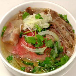 16. Rare Beef, Beef Brisket, Tendon, and Tripe in Noodle Soup (Phở T&aacute;i, Nam, G&acirc;n, S&aacute;ch) (稀有牛肉, 牛腩, 牛筋, 牛肚湯麵)