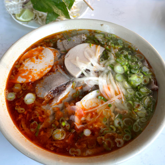 31. Hue's Spicy Special Rice Noodle or Egg Noodle Soup (Phở Hoac Mi B&ograve; Hu&eacute;) (順化牛肉扎肉金邊條或湯麵)