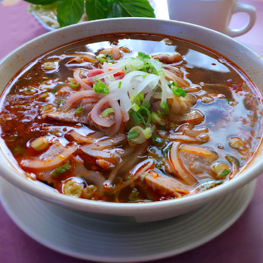 21. House Special Assorted Meat in Spicy Satay Noodle Soup (Phở đặc Biệt Sa Tế) (招牌什錦肉辣沙嗲湯麵)
