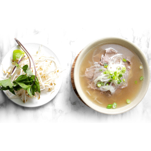 6. Rare Beef Rice Noodle in Soup / Phở T&aacute;i / 生炒牛肉湯粉