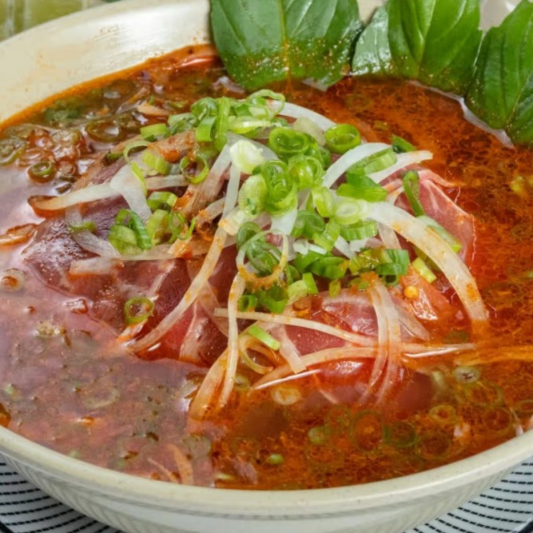 22. Rare Beef Spicy Satay Rice Noodle in Soup / Phở T&aacute;i Sa Tế / 生牛肉沙嗲粉