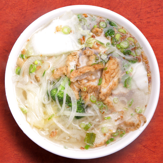 38. Vegetable, Deep Fried Fish Cake with Yellow Noodle or Rice Noodle in Soup / Mi Hoac Hủ Tiếu Cha CA Rau Cải / 炸魚餅蔬菜金邊條或湯麵