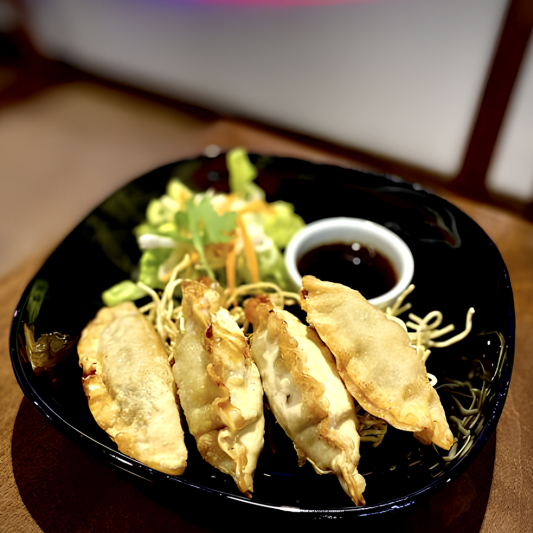 Dumplings with Sweet Sour Sauce (4 pcs)