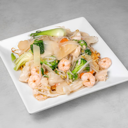 Nouilles frites style cantonais (poulet, crevetters et calmars ) / Cantonese Style Fried Noodles (Chicken, Shrimps and Calamaris)