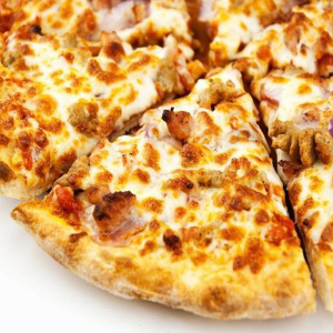 Alfredo Pizza with Chicken and Bacon
