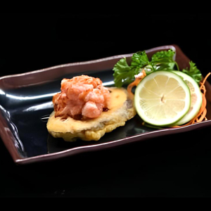 Saumon &eacute;pic&eacute; aubergine (1 mc) / Spicy Salmon Eggplant (1 pc)