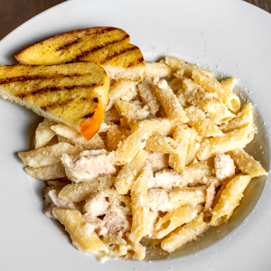 Alfredo Pasta with Garlic Toast