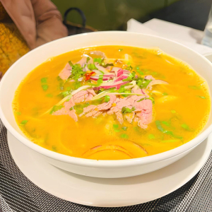 13. Satay Beef Rice Noodle Soup / 13. Soupe de nouilles de riz au b&oelig;uf satay