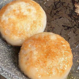 Fried Glutinous Rice Cake with Pork Filling (2 pcs) 老上海爆汁鲜肉塌饼 (2个)