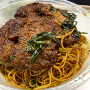 Shanghai-Style Braised Pork Chop & Vegetarian Chicken Noodles 本帮大排素鸡面