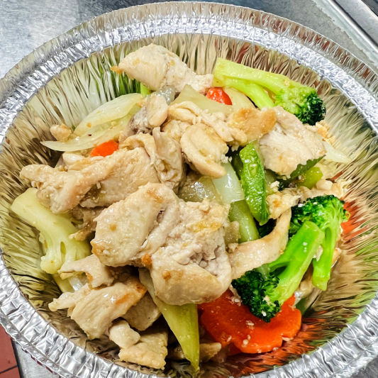 G1. Gluten-Free Lemongrass Chicken Breast with Vegetables on Steamed Rice