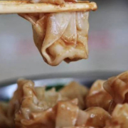 #16  Wontons au poulet avec sauce d'arachide (10 mcx) / Chicken Wontons with Peanut Sauce (10 pcs)