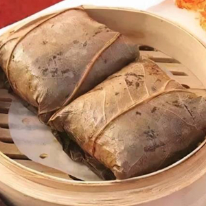 #54 Riz gluant avec de la viande (2 mcx) / Sticky Rice with Meat (2 pcs)