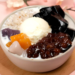 Taro Balls & Grass Jelly with Ice Cream in Vanilla Ice 白雪仙草芋圓