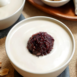 Cashew Peanut Soup with Black Glutinous Rice 腰果花生露配黑糯米